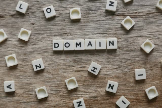 Jak sprawdzić na jakiej domenie jest strona i uniknąć pułapek internetu